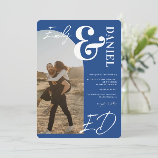 Foto's vette namen script boog retro blauw bruilof kaart (Staand voorkant)