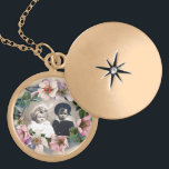 FOTOSJABLOON VOOR WILDE ROZEN LOCKET KETTING<br><div class="desc">Elegant, klassiek, klassiek bloemontwerp. Prachtige roze rozen met een felle fuchsia amethyst gem stone .3D graphics en digitaal bewerken in stijl door Bulgan Lumini (c) Gemakkelijk aan te passen met uw initialen en eigen tekst als trouwceremonie, plaatskaarten, save-the-date .favors, dankuwel .vrijgezellenfeesten .baby showers .Sweet 16 verjaardagen, Bat Mitzvah , afstuderen...</div>