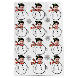 Fotospoelen met gezichtsopname en sneeuwvlokken up medium cadeauzakje