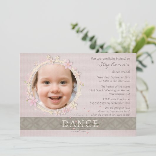 Fotouitnodiging van meisje met flitsdansoverweging kaart (Staand voorkant)