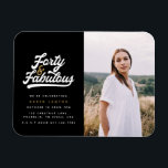 Fotouitnodiging voor 40 en geweldige verjaardagsfe magneet<br><div class="desc">Viel je 40ste verjaardag in stijl met deze foto's van de zwarte en witte veertig en geweldige verjaardagsfeestjes. Een retroscripttekst en een vetgedrukte afbeelding. Een deel van een collectie.</div>