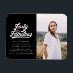 Fotouitnodiging voor 40 en geweldige verjaardagsfe magneet<br><div class="desc">Viel je 40ste verjaardag in stijl met deze foto's van de zwarte en witte veertig en geweldige verjaardagsfeestjes. Een retroscripttekst en een vetgedrukte afbeelding. Een deel van een collectie.</div>