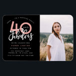 Fotouitnodiging voor 40 en geweldige verjaardagsfe magneet<br><div class="desc">Viel je 40ste verjaardag in stijl met deze zwarte en roze veertig jaar en geweldige feestfotouitnodigingen voor verjaardagsverrassingen. Een modern ontwerp met manuscripttekst en gewaagde grafiek. Verander de kleur om aan te passen. Een deel van een collectie.</div>