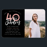 Fotouitnodiging voor 40 en geweldige verjaardagsfe magneet<br><div class="desc">Viel je 40ste verjaardag in stijl met deze zwarte en roze veertig jaar en geweldige feestfotouitnodigingen voor verjaardagsverrassingen. Een modern ontwerp met manuscripttekst en gewaagde grafiek. Verander de kleur om aan te passen. Een deel van een collectie.</div>