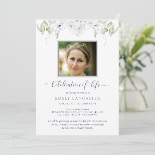 Fotoviering van het leven, White Floral Funeral Kaart (Staand voorkant)