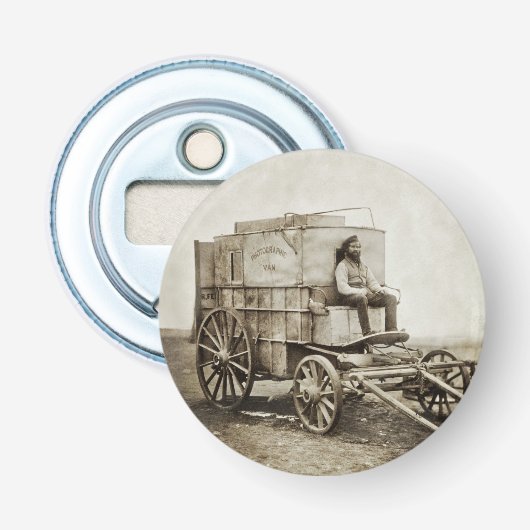 Fotowagen van Roger Fenton Fotorealisme Button Flesopener (Voorkant)