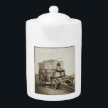 Fotowagen van Roger Fenton Fotorealisme Theepot<br><div class="desc">Roger Fenton, een prominent figuur in de geschiedenis van de fotografie, werd geboren in 1819 in Staffordshire, Engeland. Zijn carrière als fotograaf werd gekenmerkt door innovatie, technische expertise en een toewijding om de wereld met een gevoel voor realisme vast te leggen. - Fenton's reis naar fotografie begon in de jaren...</div>