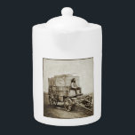 Fotowagen van Roger Fenton Fotorealisme Theepot<br><div class="desc">Roger Fenton, een prominent figuur in de geschiedenis van de fotografie, werd geboren in 1819 in Staffordshire, Engeland. Zijn carrière als fotograaf werd gekenmerkt door innovatie, technische expertise en een toewijding om de wereld met een gevoel voor realisme vast te leggen. - Fenton's reis naar fotografie begon in de jaren...</div>