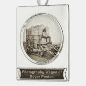 Fotowagen van Roger Fenton Fotorealisme Verzilverd Banner Ornament (Links)