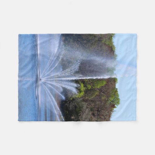 Fountain On A Pond Fleece Deken (Voorkant (Horizontaal))