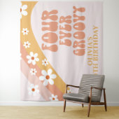 Four Ever Groovy Retro Daisy 4e Verjaardag Banner Wandkleed (In situ)