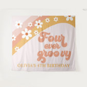 Four Ever Groovy Retro Daisy 4e Verjaardag Banner  Wandkleed (Voorkant (horizontaal))