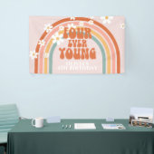 Four Ever Young Retro Regenboog Madelief Verjaarda Spandoek (Beurs)