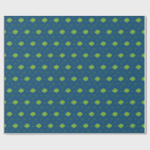 Four-Leaf Clover Green op blauwe achtergrond Cadeaupapier (Vlak)