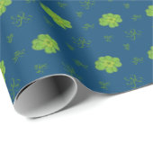 Four-Leaf Clover Green op blauwe achtergrond Cadeaupapier (Rol Hoek)