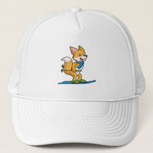 Fox als skiër met skipolen trucker pet