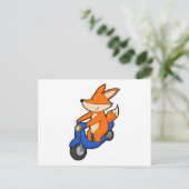 Fox als wandelaar met scooter briefkaart (Staand voorkant)