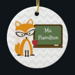 Fox Chevron-leraar in het alkbord Keramisch Ornament<br><div class="desc">Een versiering voor leerkrachten met een afbeelding van een vos met een neushoorn,  bestudeerde een retrokattenoogbril die op een bord met appel staat.  Personaliseer met jouw naam op karton.</div>