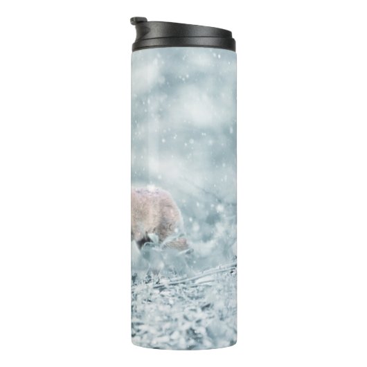Fox Cub in de sneeuw Thermosbeker (Geroteerd rechts)