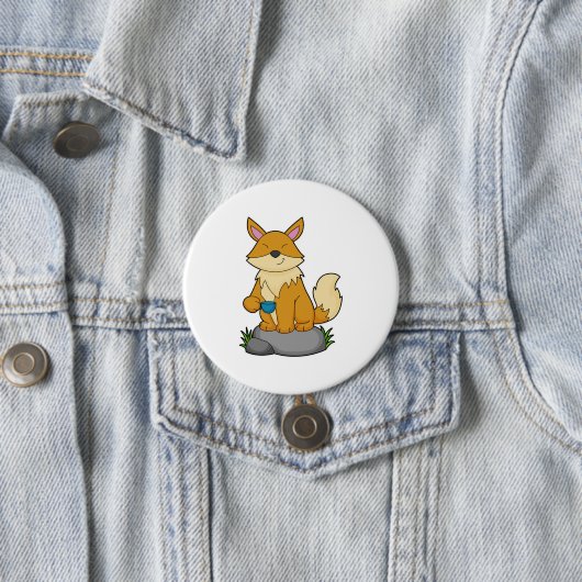 Fox met koffiebeker ronde button 7,6 cm (In situ)