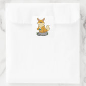 Fox met koffiebeker vierkante sticker (Tas)