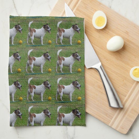Fox Terrier met zijn gele bal, thea Towel Theedoek (Quarter Fold)