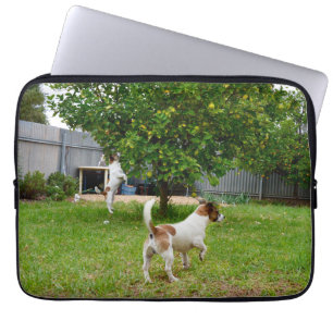 Fox Terrier Speeltijd, 13 inch Laptop Hoes. Sleeve