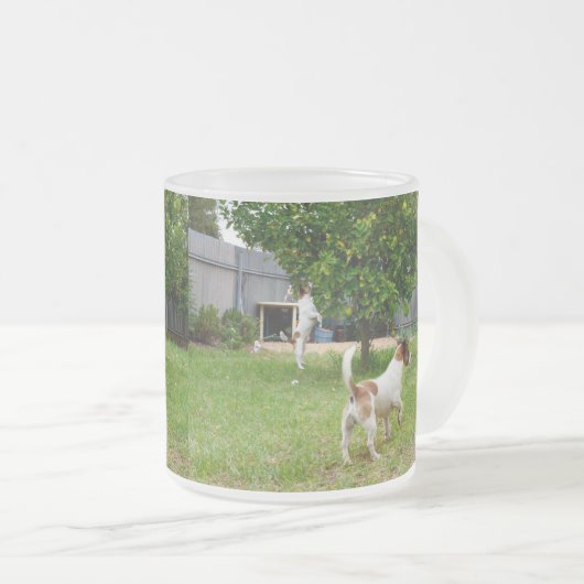 Fox Terrier springt in een boom, Matglas Koffiemok (Voorkant rechts)