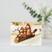 Foxes die door de sneeuw op een logboek lopen briefkaart (Staand voorkant)