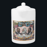 Fr3d3rick Bailey Douglass met zwarte abolitionist Theepot<br><div class="desc">Fr3d3rick Bailey Douglass, geboren in de brutale realiteit van de slavernij in Maryland rond 1818, trotseerde de ketens van onderdrukking om een baken van vrijheid en gelijkheid te worden. Zijn exacte geboortedatum blijft onbekend, een grimmige herinnering aan de ontmenselijkende natuur van de slavernij. - Gescheiden van zijn moeder op jonge...</div>