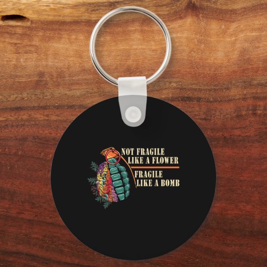 Fragiel als een bloem, maar een feministische bom sleutelhanger (Voorkant)