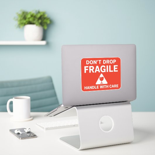Fragiel Verzorgd Afhandelen Verzendlabel Ontwerp Sticker (Laptop op bureau)