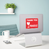 Fragiele handgreep met het ontwerp van het verzend sticker (Laptop op bureau)