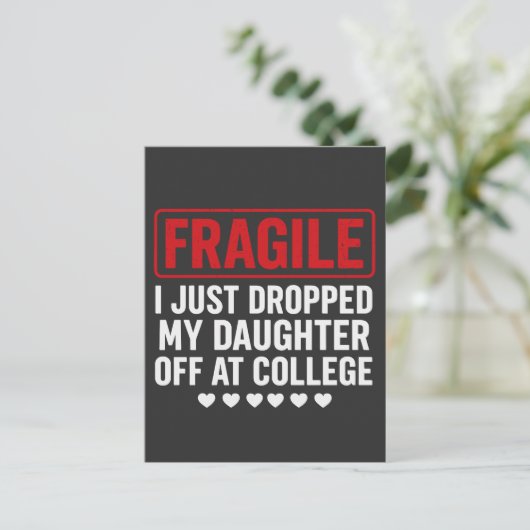 Fragiele moeder / vader dropping dochter op school feestdagenkaart (Staand voorkant)