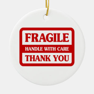 Fragile handgreep met zorg keramisch ornament
