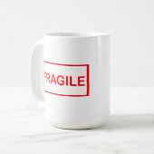 Fragile handgreep met zorg koffiemok (Voorkant links)