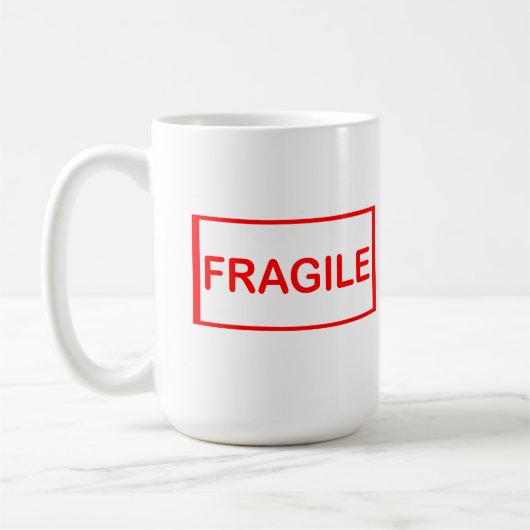 Fragile handgreep met zorg koffiemok (Links)