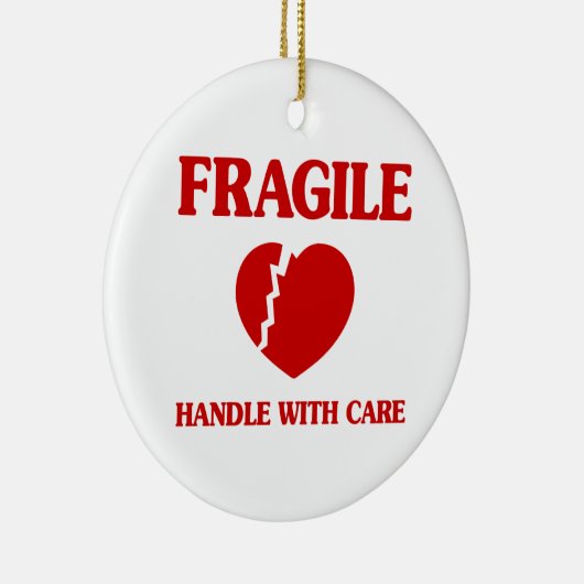 Fragile hartbehandeling met zorg keramisch ornament (Rechts)