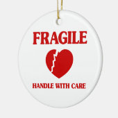 Fragile hartbehandeling met zorg keramisch ornament (Links)