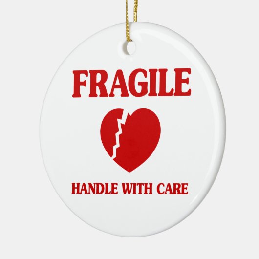 Fragile hartbehandeling met zorg keramisch ornament (Links)
