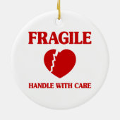 Fragile hartbehandeling met zorg keramisch ornament (Achterkant)