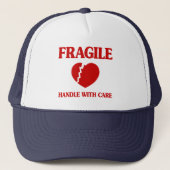 Fragile hartbehandeling met zorg trucker pet (Voorkant)