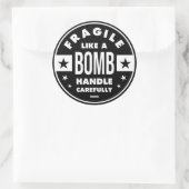 Fragile Like a Bomb, funny girlie saying Ronde Sticker (Tas)