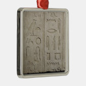 Fragment van een hiërarchisch inscriptie metalen ornament (Rechts)