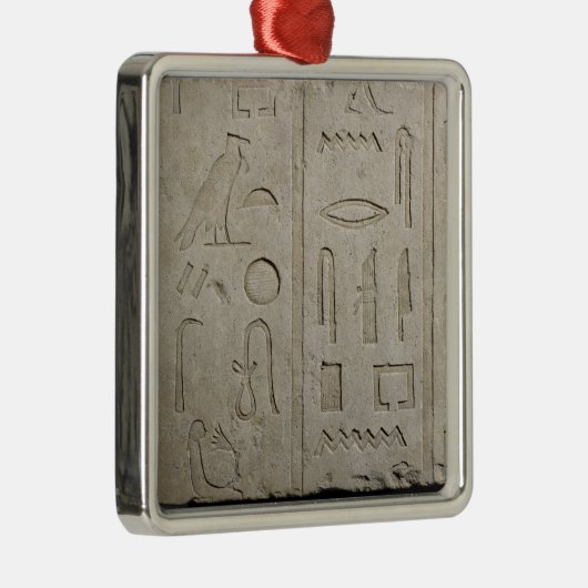 Fragment van een hiërarchisch inscriptie metalen ornament (Rechts)