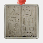 Fragment van een hiërarchisch inscriptie metalen ornament (Voorkant)