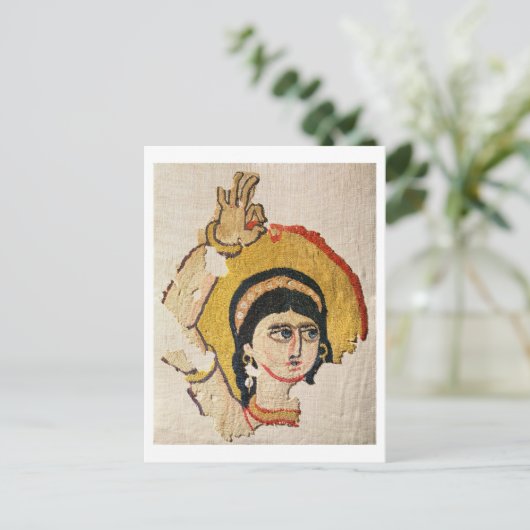 Fragment van een tapijt waarin het hoofd van een d briefkaart (Staand voorkant)