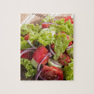 Fragment van vegetarische sla uit verse groenten legpuzzel
