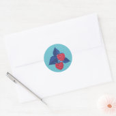 Framboos op blauwe achtergrond ronde sticker (Envelop)