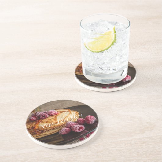 Frambozen op een stapel Franse pannenkoeken Zandsteen Onderzetter (Zijkant)